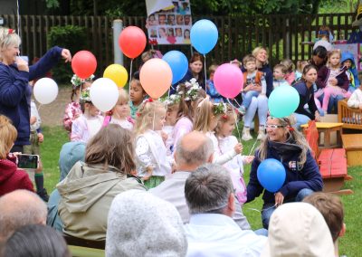 Kinderprogramm bei dem die Kinder bunte Luftballons in den Händen haben.