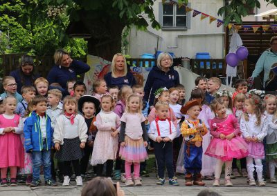 Alle Kita-Kinder stehen zusammen und singen den Gästen und Eltern etwas vor