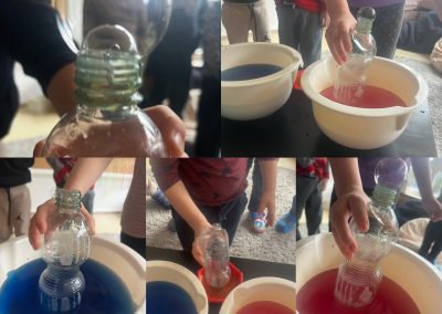 Collage. Zwei schüsseln eine rot die andere blau. darin steht eine plasteflasche und auf dieser sitzt eine große Seifenblase.