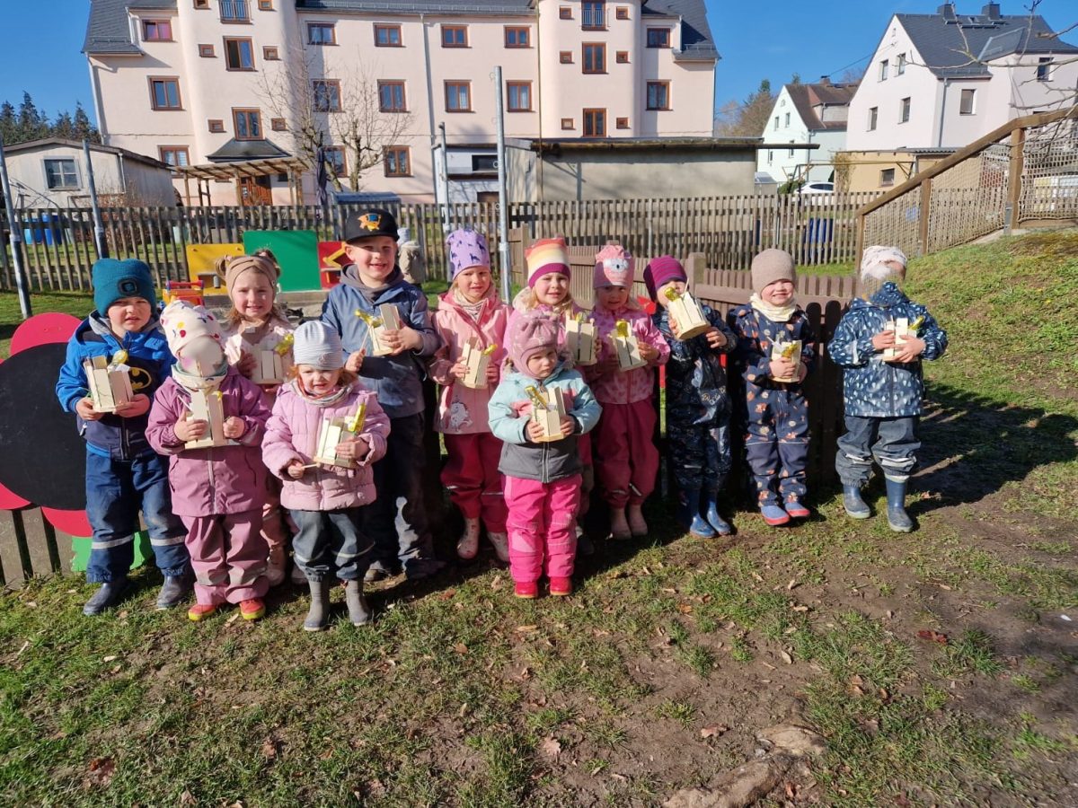 Ostern im Flax und Krümel Kinder stehen mit Osternestern in den Händen im Garten