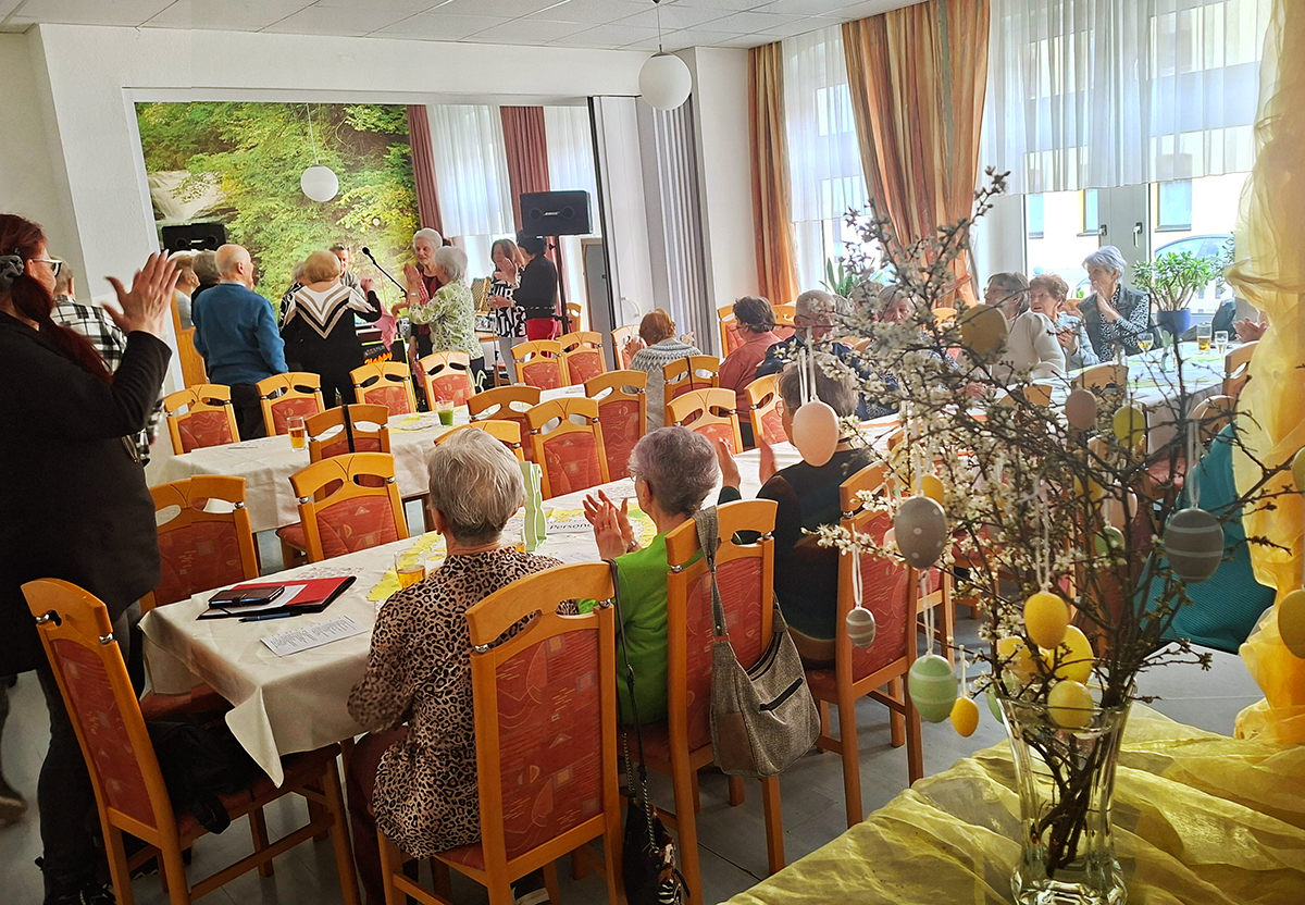 Ostertanz-bst-glauchau-web Senioren tanzen zur DJ Musik im Saal