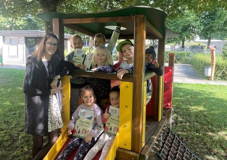 kinder-stärken Kinder im Garten mit Erzieherin Frau Bias